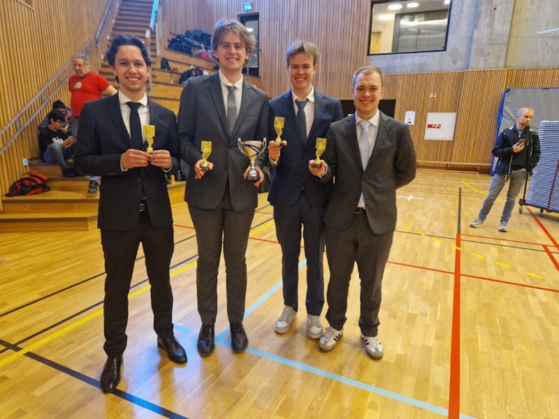 Dresskledde med pokal