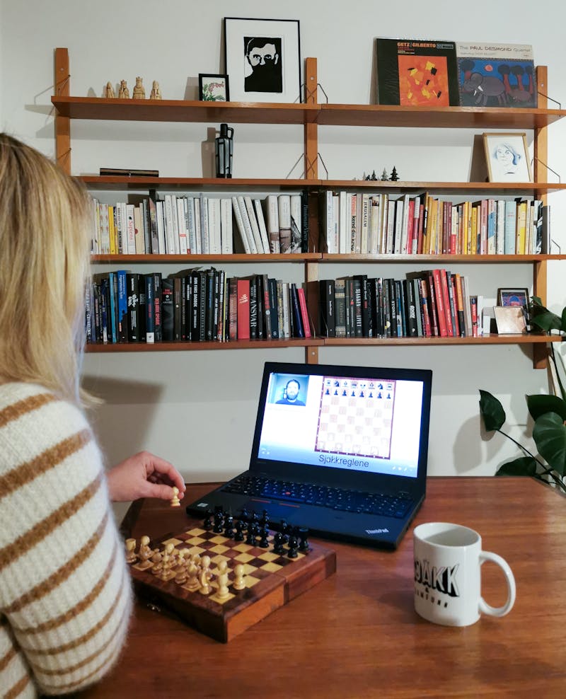 Illustrasjonsfoto online sjakk